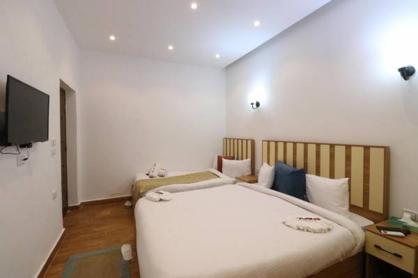 Dreibettzimmer mit Bergblick